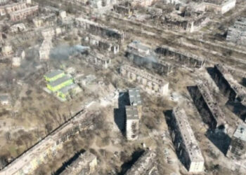 Мариупольде ресейліктер бейбіт тұрғындарды ақ түсті жеңдегі киім киюге мәжбүрлеу қаупін төндірді