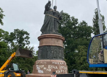 Переяславта Ресеймен «бірігу» ескерткіші бөлшектенді
