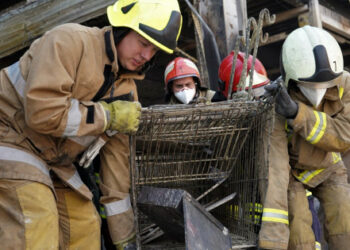 Құтқарушылар Кременчук қаласындағы сауда орталығының қираған үйінділерін тапты