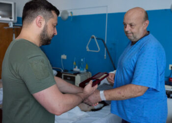 Володимыр Зеленский Львов облысында жараланған әскери қызметшілерді марапаттады