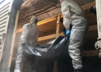 Украиналық әскерилер Украинада таратылған басып алушылардың мәйіттерін қалай шығарып жатқанын көрсетті