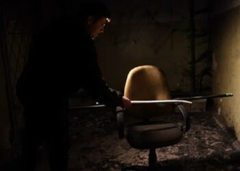 Херсон қаласында басып алушылар кеңсе орталығында азаптау камерасын сахнаға шығарған