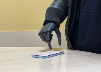 Львов қаласының оңалту орталығында жауынгерлік дәрігерге бионикалық қару берілді