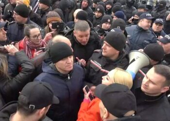 Проросійські протестувальники намагалися штурмувати будівлю уряду Молдови (фото, відео)