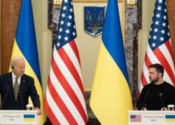 «Жеңісті сақтап қалатыныңызға сенімдіміз». Зеленский мен Байденнің Киевте сөйлеген сөздері