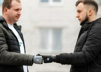 Два воїни отримали біонічні протези від британської компанії у Superhumans Center