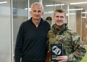 Тімоті Снайдер зустрівся у Львові з десантником, який в окопі читав його книгу
