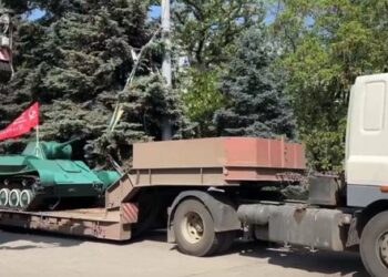 В Мелітополі росіяни вкрали меморіальний танк для залучення його на фронт