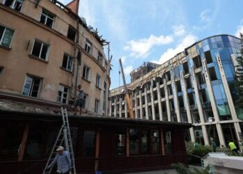 З-під завалів зруйнованого ракетою будинку у Львові дістали ще одне тіло