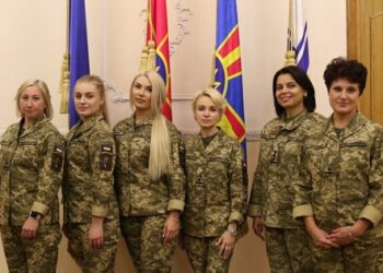 Міноборони презентувало оновлену літню польову жіночу форму