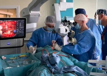 У Львові відомий польський оториноларинголог допоміг захисникам повернути  слух