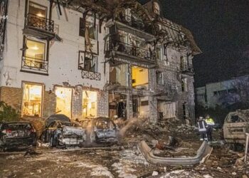 Росіяни ракетами атакували готель у Харкові, є постраждалі та руйнування