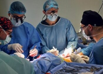 У Львові мати важкопораненого розвідника доглядає сина і веде уроки із лікарняної палати