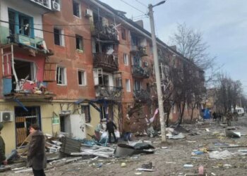 Росіяни вдарили авіабомбою по центру Курахового, 16 людей поранено