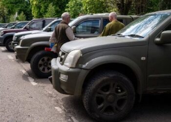 Британські фермери особисто привезли на Львівщину 30 пікапів для військових