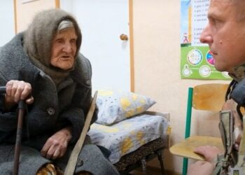 На Донеччині 98-річна жінка пройшла крізь лінію фронту на підконтрольну територію (відео)