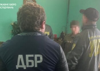 Прикордонниця за 9000 доларів обіцяла вивезти чоловіка за кордон на Львівщині