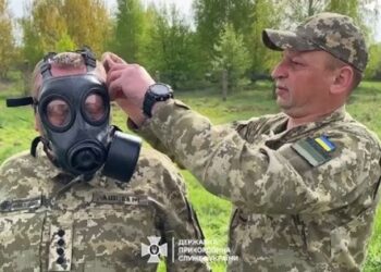 Прикордонники показали, як протистоять російським газовим гранатам на фронті – відео