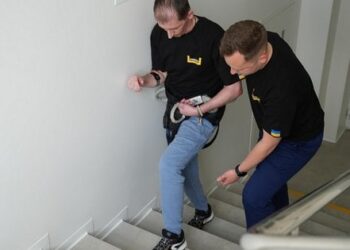 Прикутий до ліжка захисник після двох тижнів реабілітації у Львові зробив перші кроки