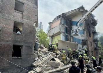 Російська ракета зруйнувала під'їзд у столичній багатоповерхівці, під завалами люди