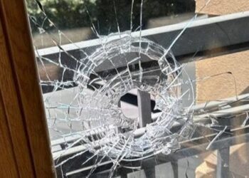 Відвідувачі піцерії у Франківську заявили про влучання кулі у вікно під час повітряної тривоги