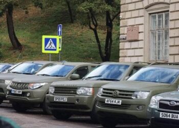 Британські фермери привезли до Львова понад 30 пікапів для ЗСУ