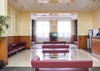 «Укрзалізниця» перевірить працівницю, що дивилась російські серіали в залі очікування