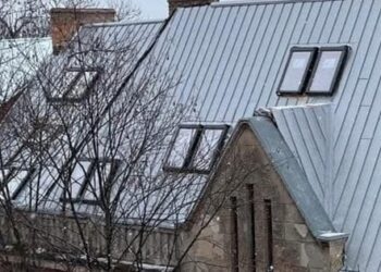 Постраждалий від російської атаки будинок у Львові ремонтує дружина депутата з Миколаєва