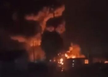 Дрони атакували російську нафтобазу у Калузькій області, там зайнялася пожежа