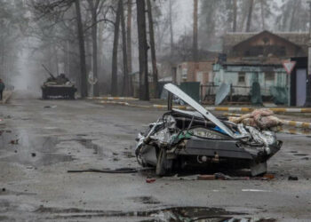 Ciała cywilów ze związanymi rękami znaleziono na ulicach Buczy (wideo)