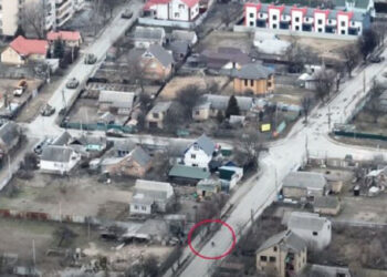 Moment strzelania do cywilów w Bucze został uchwycony na wideo z drona