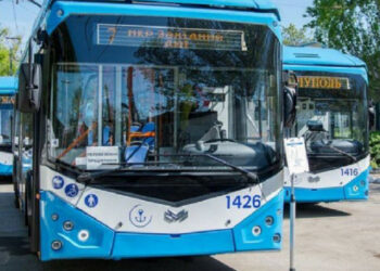 Okupanci zabierają z Mariupola ocalały transport publiczny i sprzęt medyczny