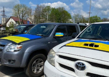 Brytyjski dziennikarz Jeremy Clarkson przekazał Ukrainie SUV-y