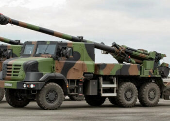 Francja wyśle Ukrainie samobieżne instalacje artyleryjskie "Cezar"