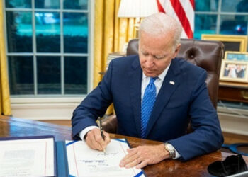Joe Biden podpisał ustawę o przyznaniu Ukrainie 40 mld dolarów