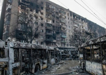 Putin domaga się kapitulacji obrońców Mariupola w celu zorganizowania "zielonych korytarzy"