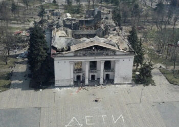 Rosjanie przygotowują fałszywe "śledztwo" w sprawie wydarzeń w teatrze dramatycznym w Mariupolu