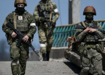 Rosjanie w mundurze Sił Zbrojnych Ukrainy z białymi opaskami próbowali przebić się w pobliżu pisky