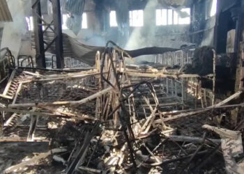 Rosjanie z obozem artyleryjskim z ukraińskimi jeńcami