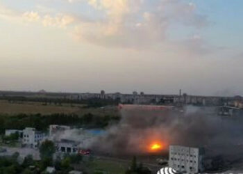 Rosyjski skład amunicji płonie w okupowanym Doniecku (wideo)