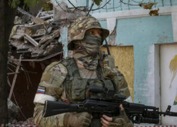 W okupowanym Mariupolu, za pośrednictwem SMS-ów, agitują, aby przejść do armii rosyjskiej