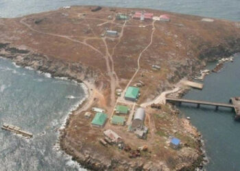 Zakończono operację wojskową w Zmijinach i podniesiono ukraińską flagę.