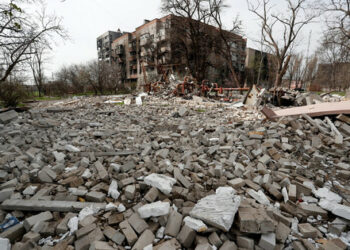Rosjanie nie dostali jeszcze ciał wszystkich zabitych w Mariupolu spod gruzów