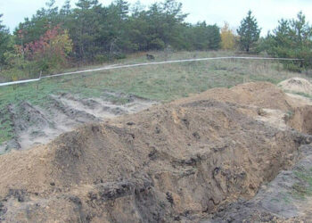 Masowe groby są nadal odkrywane w opustoszałych miastach w obwodzie donieckim