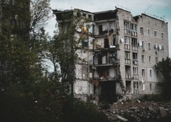 W Izyum Rosjanie zmusili miejscowych do wykopywania domów z ciałami ofiar bombardowań