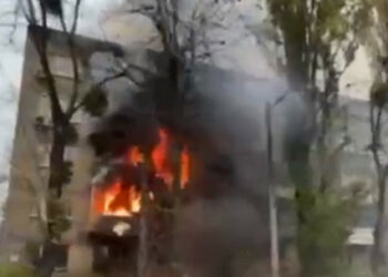 Okupanci po raz kolejny ostrzeliwali Kijów, rakiety uderzyły w dwa budynki mieszkalne