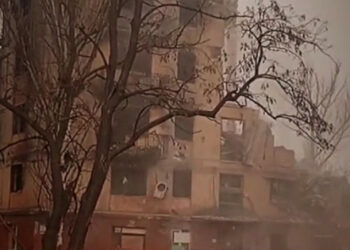 Okupanci wyburzają domy w historycznej części centrum Mariupola (wideo)