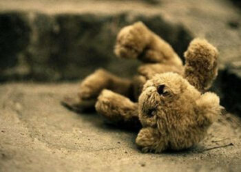 Wycofując się z Chersonia, Rosjanie wydobywali zabawki dla dzieci