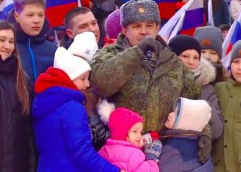 Rosjanie przywieźli dzieci, których matka zginęła w Mariupolu, na prorządowy wiec