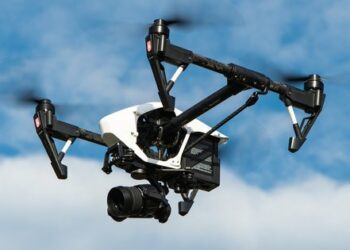 Zełenski zatwierdził bezcłowy import dronów, radiotelefonów i kamer termowizyjnych